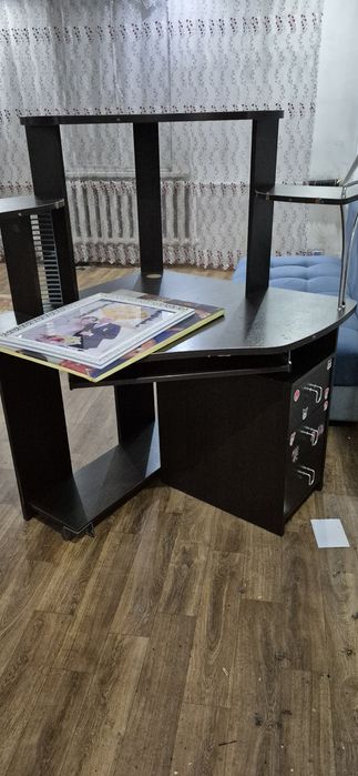 Продам стол, шкаф, диван