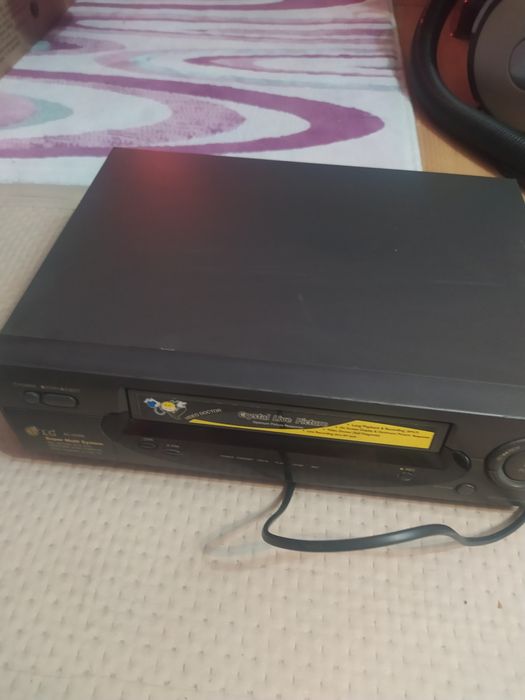 Видеомагнитофон LG