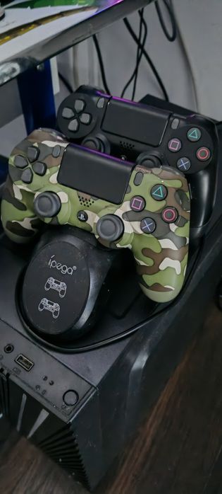 Două Controlere PlayStation 4 plus statie de incarcare