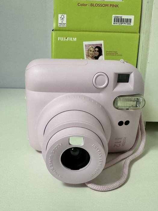 instax mini 12 .