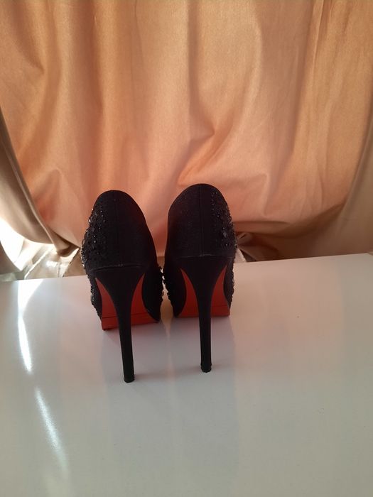 Обувки на висок ток