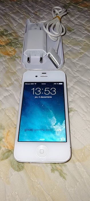 Încărcător original + iPhone 4s alb