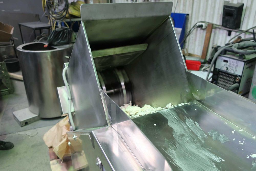 Измельчитель-дробилка монолитов масла и какао (УИМ), роторный