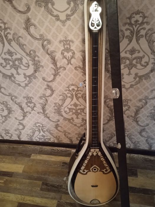 Домбыра сатылады.