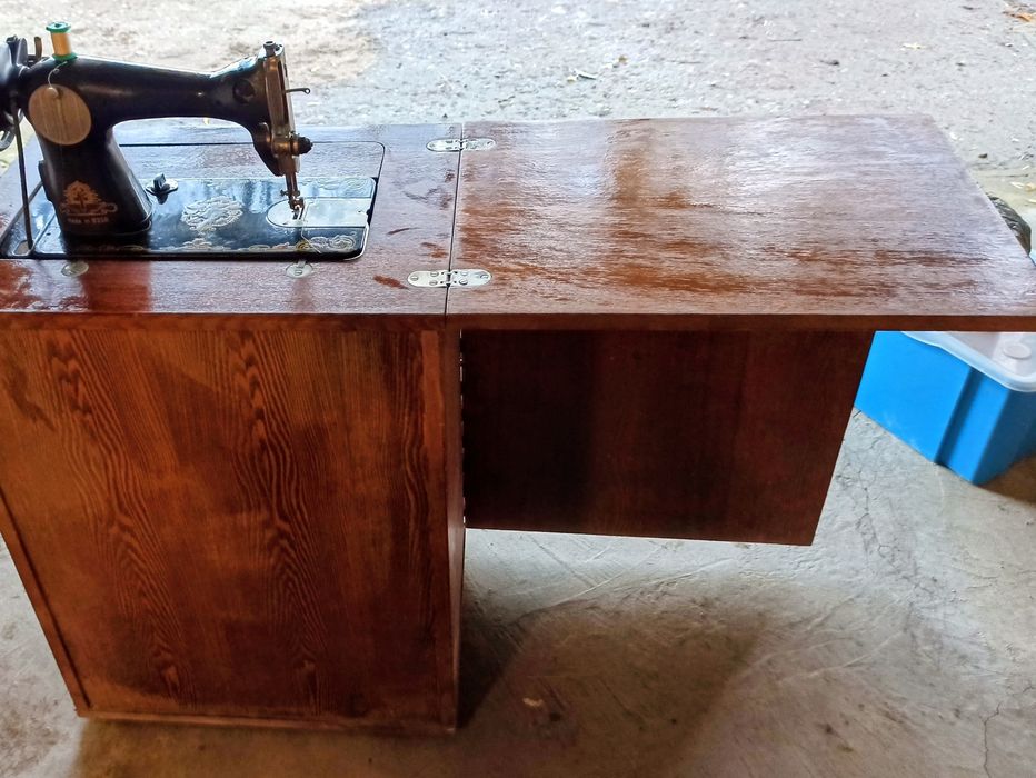 Запазена антикварна шевна машина Singer