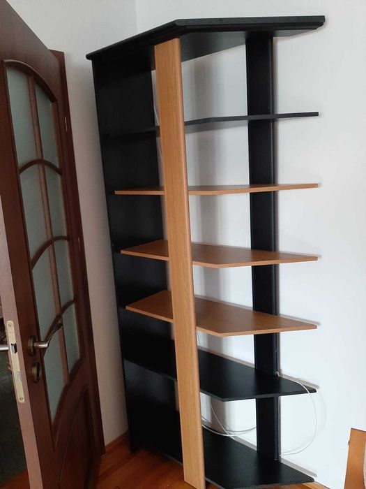 Vand biblioteca pe colt