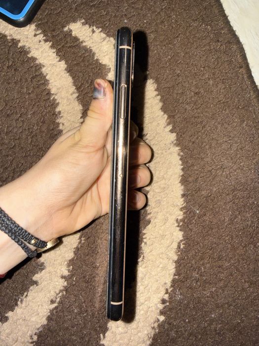 Iphone xs max  in stare buna capacitate 100% il am de o luna este ok .