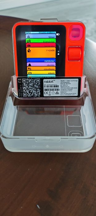 Rabbit R1 AI Pocket Companion (Utilizat) cu mici urme de uzură.