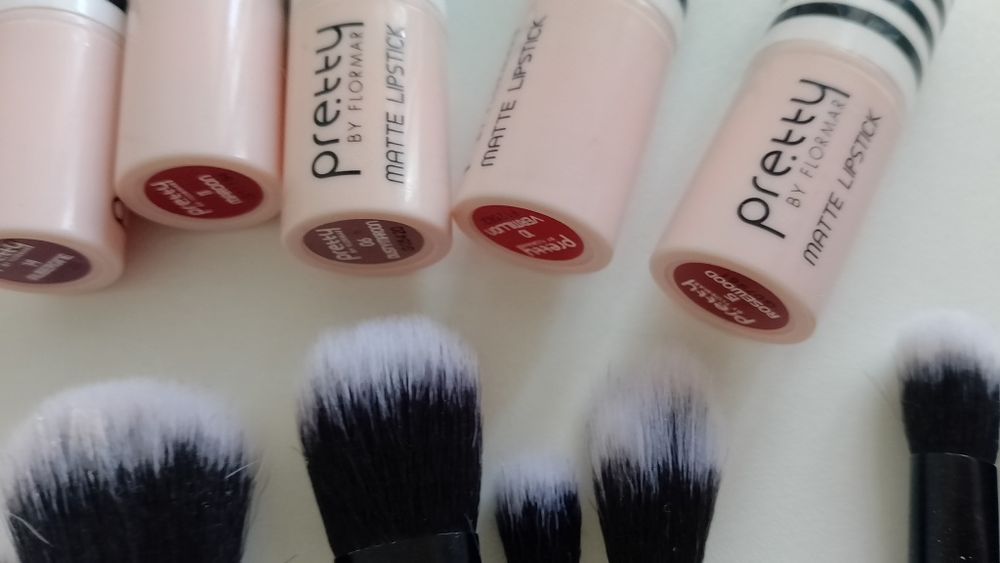 Набор косметики кисти помада макияж makeup