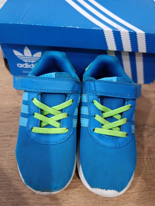Маратонки Nike, Adidas