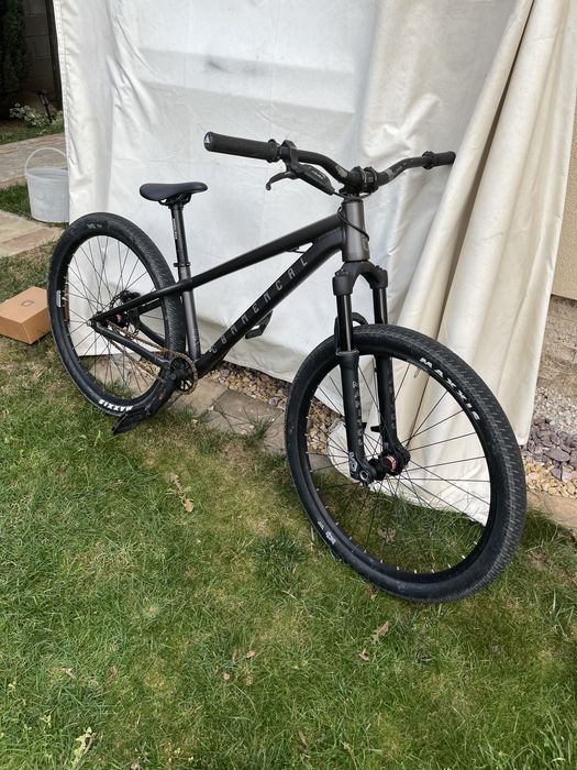 Bicicleta Dirt Jumper Commencal 2023 Marimea M