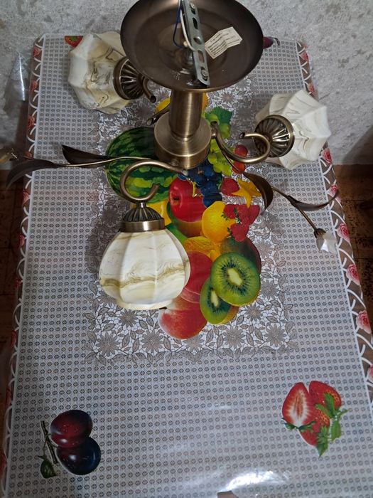 Продам люстру недорого
