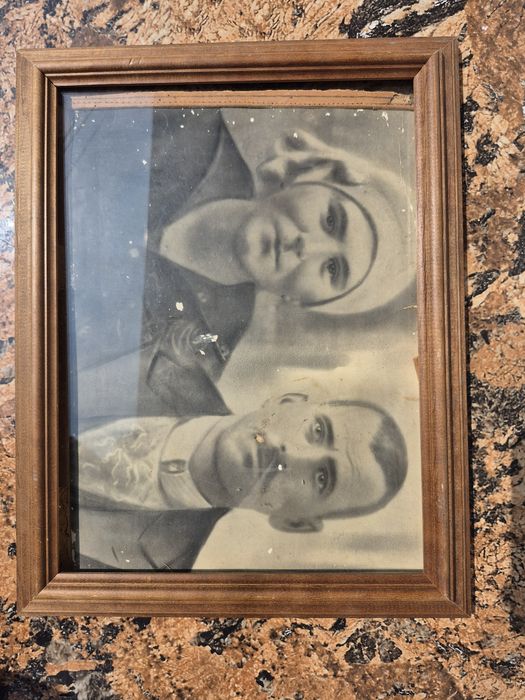 Vând rama tablou si photo de Familie 

Artiști:

- Fra