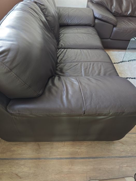 Два броя дивани естественна кожа.