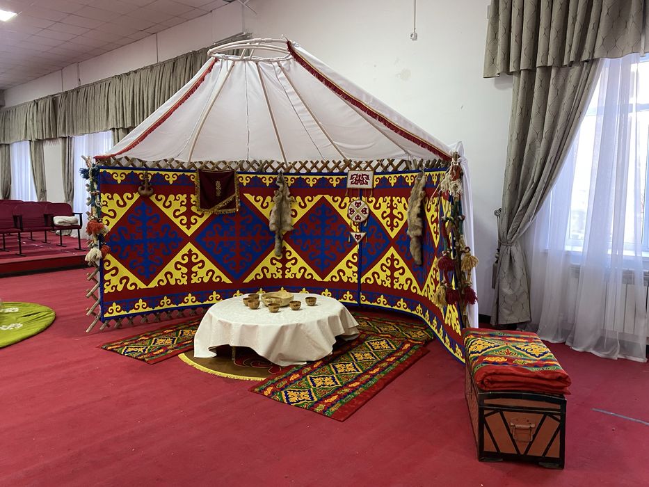 Фотозона в виде полу юрты