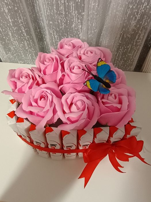 Aranjament din trandafiri de săpun și ciocolată