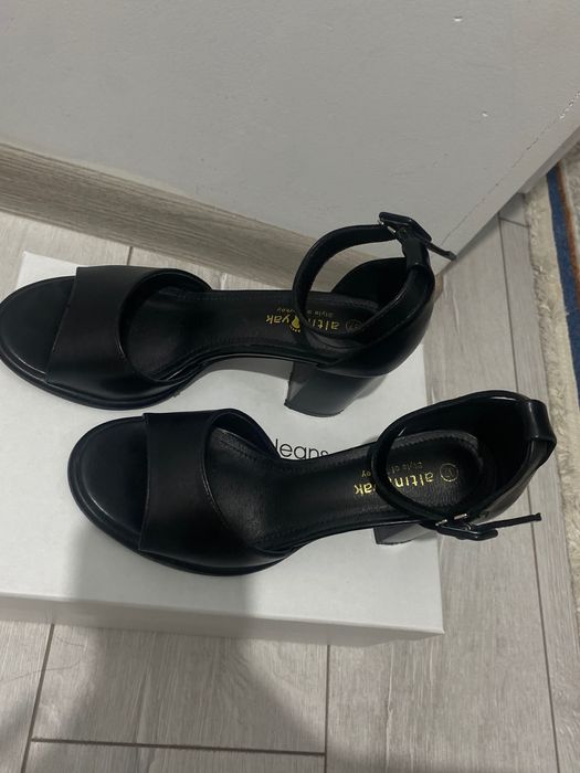 новые туфли с ремешком