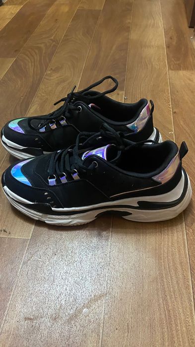 Продам женские кроссовки