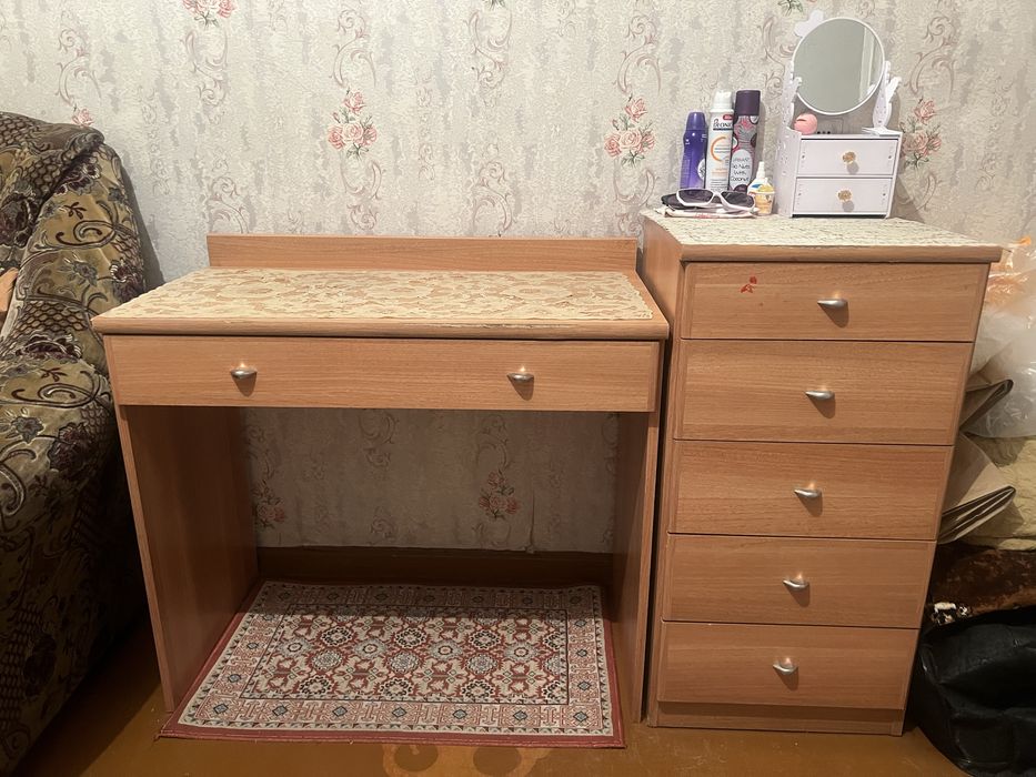 Писменый стол и тумбочка