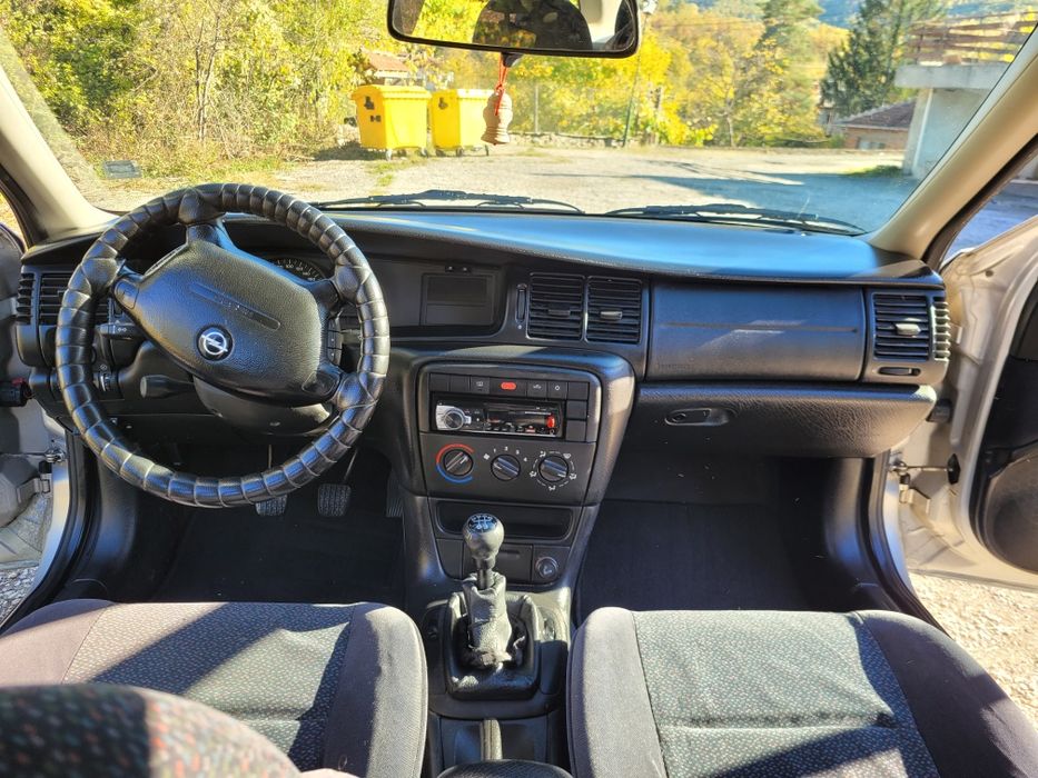 Opel Vectra 1.6 100кс