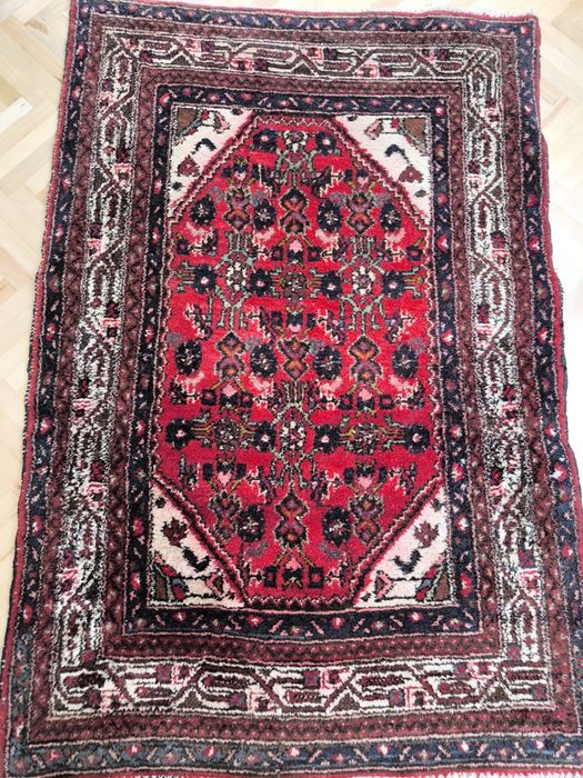 Елегантен ръчно плетен ориенталски килим