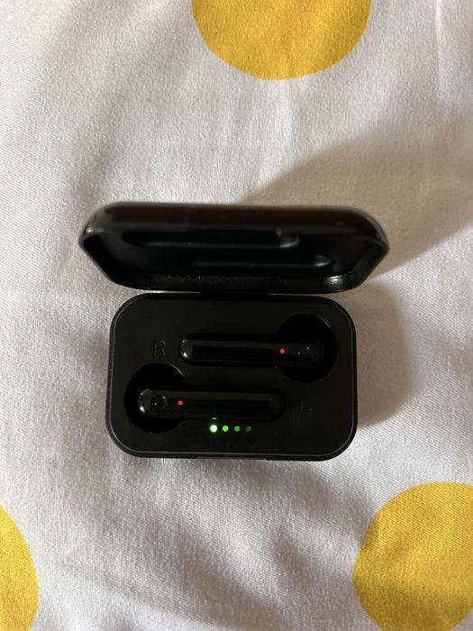 Căști noi negre funcționabile