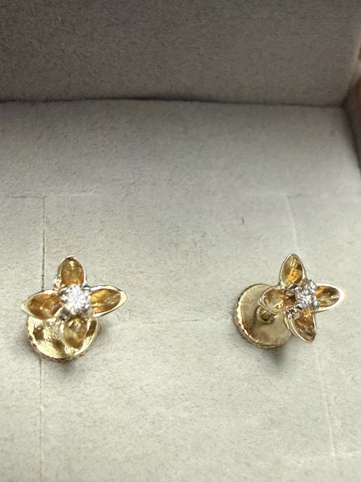 Бриллиантовые пусеты