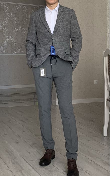 Продам костюм в гранитном сером цвете