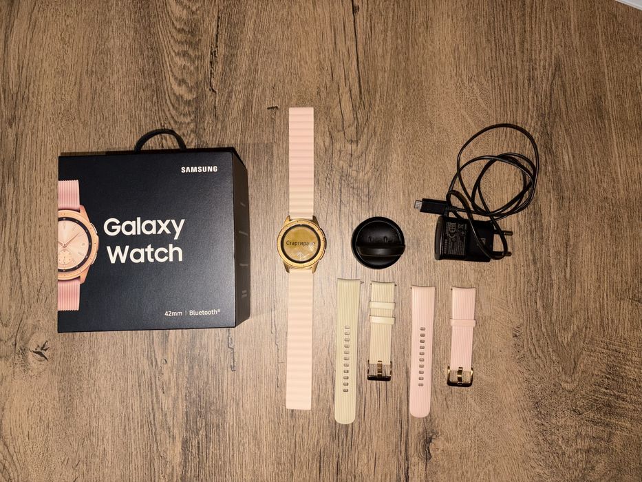 Samsung Galaxy watch 42mm с оригинална кутия и 2 допълнителни каишки