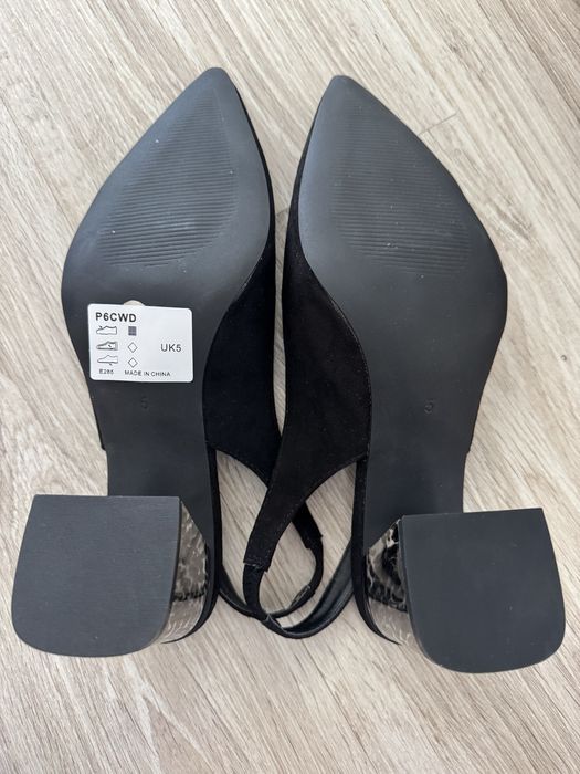Черни Дамски обувки с интересен ток