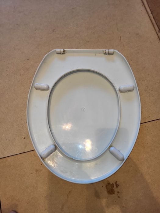 Продам кольцо с крышкой для унитаза б/у.