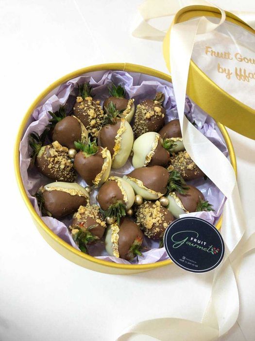 Клубника в шоколаде — потому что классика всегда в моде! Подарки.