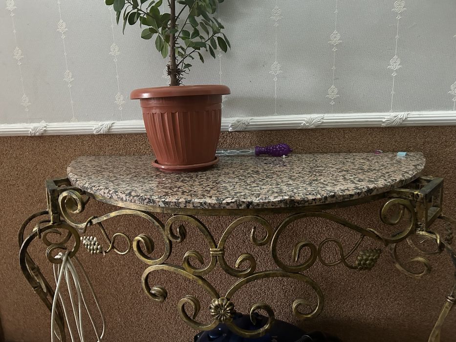 Кованый консоль с гранитом