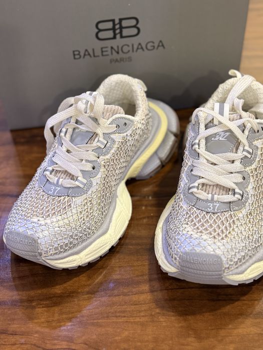 Срочно продам женские кроссовки