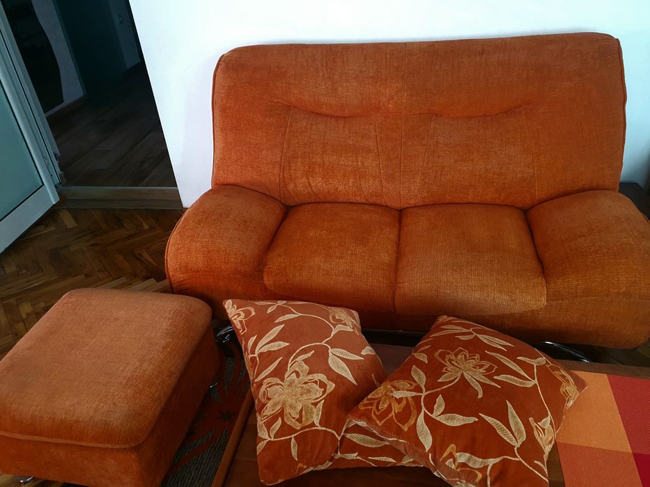 Продавам диван двойка и табуретка-оранжеви