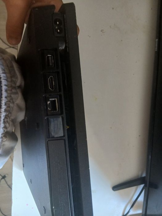 Ps 4 pro  cu doua manete si 23 de jocuri