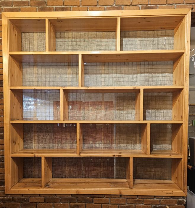 Продавам дървени рафтове