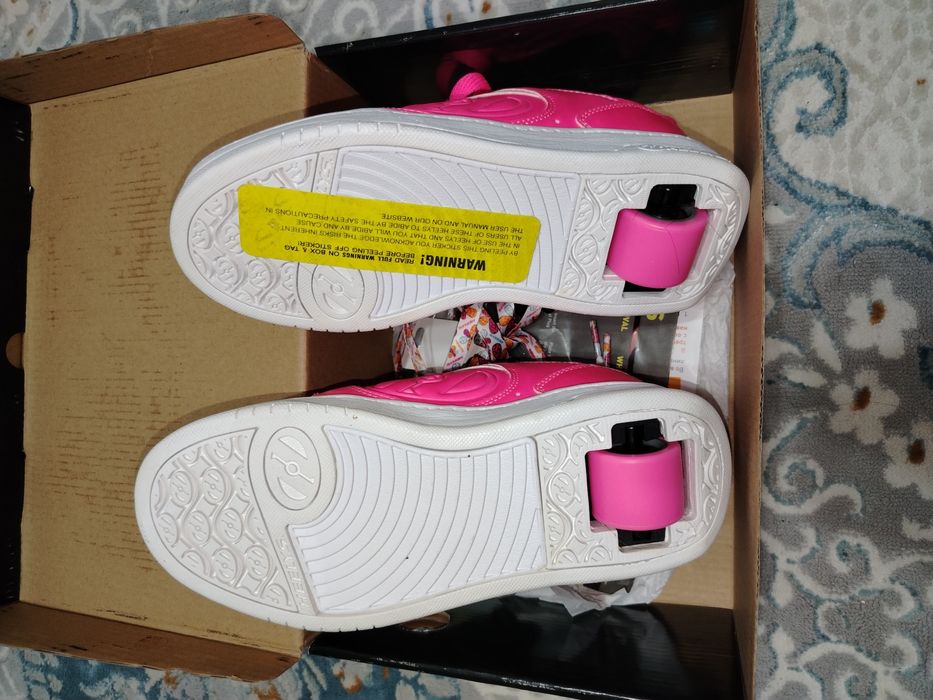 Продаётся для девочки детская крассовка с роликами HEELYS ORIGINAL.