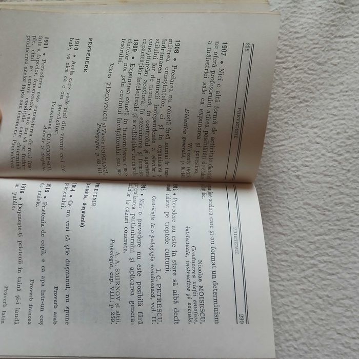 Cartea"Proverbe,cugetări,definiții despre Educație,1978,500 pagini