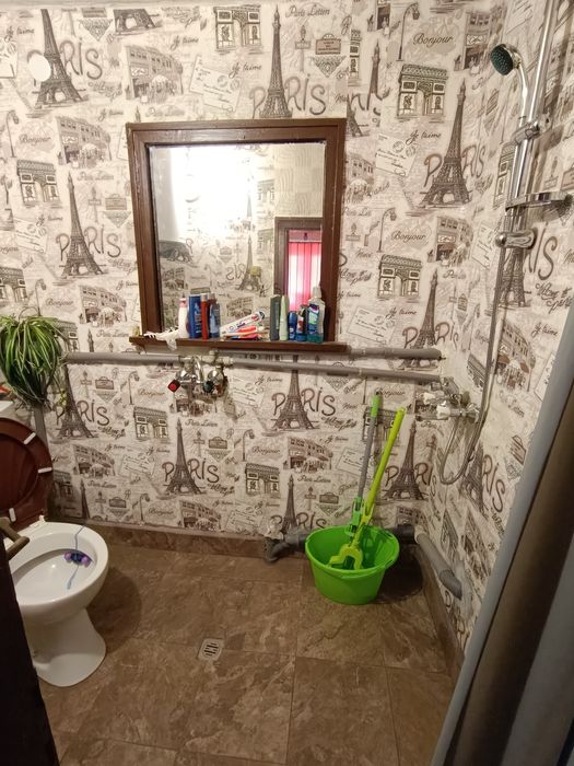 Двуетажна къща . Продава се/Под наем