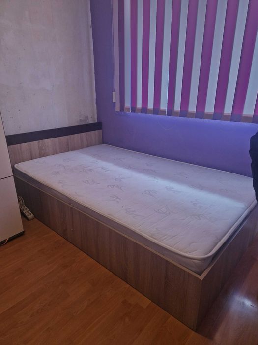 Легло в добро състояние с матрак и бюро със стол