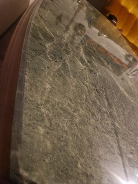 Masă din lemn masiv cu blat din marmură verde