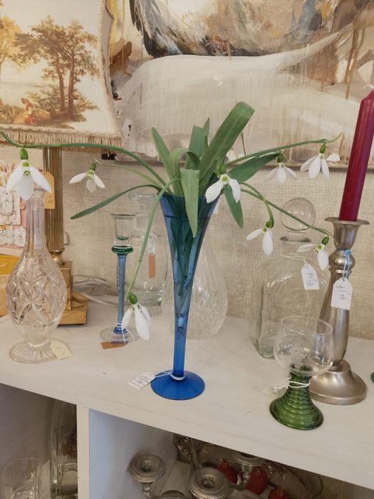 Стъклена симфония в синьо