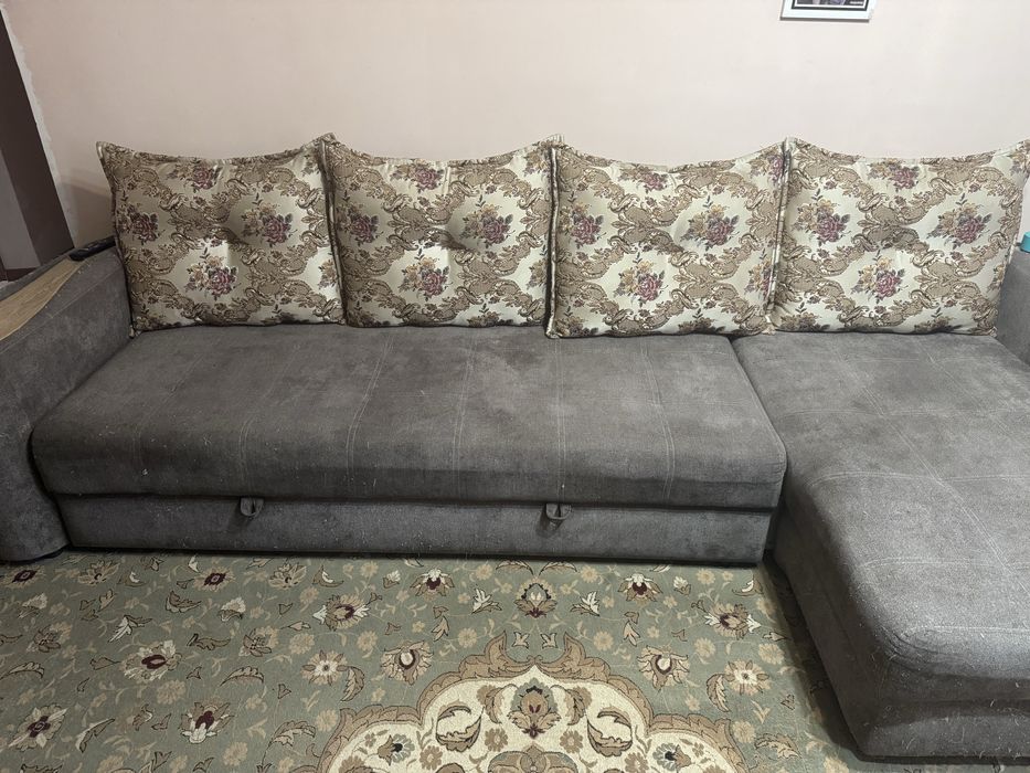 Мебель для гостиной. Диван