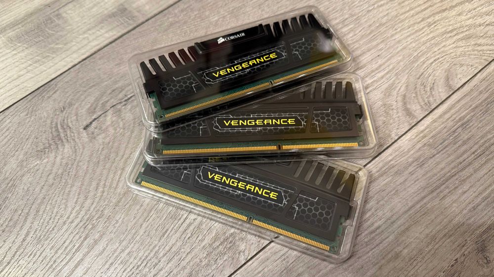 Memorie Desktop CORSAIR Vengeance 6GB 3x2GB DDR3 1600 CMZ6GX3M3A1600C9