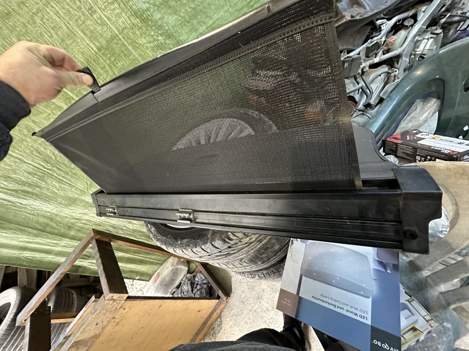 Продавам щора за багажник Audi A4 b6