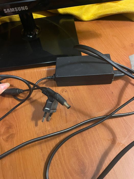 Монитор Samsung с 2 HDMI слота Full HD, със зарядно