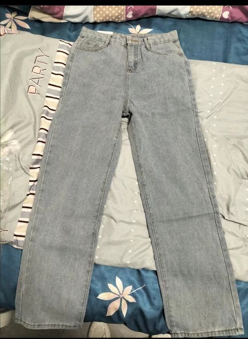 Новые красивого цвета джинсы