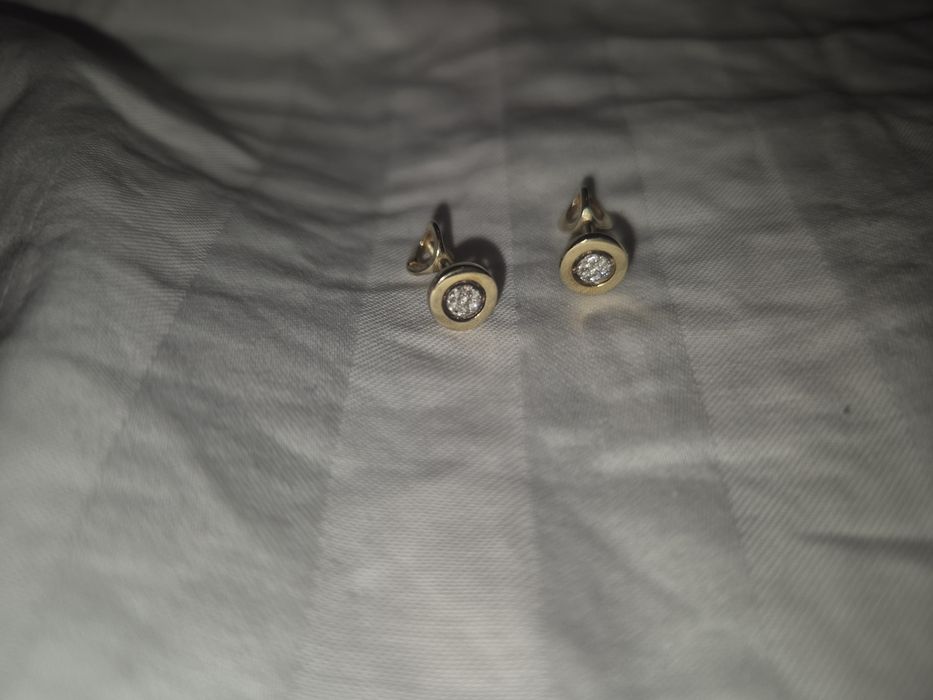 Золотые гвоздики с бриллиантами.