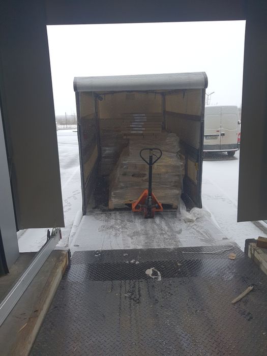 Транспортни услуги с 8 палетен брезентов бус с падащ борд